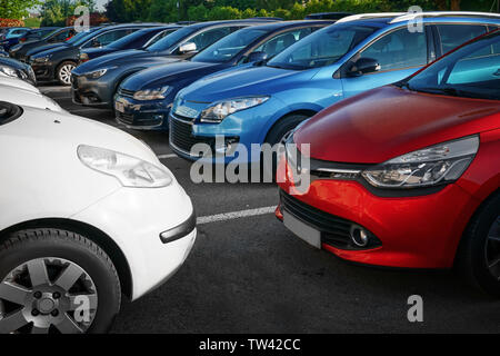 Fila di auto moderne in parcheggi sulla giornata di sole Foto Stock