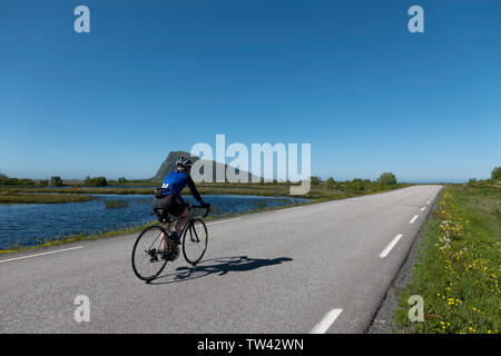 Ciclista femmina in Gimsoya, Isole Lofoten in Norvegia. Foto Stock