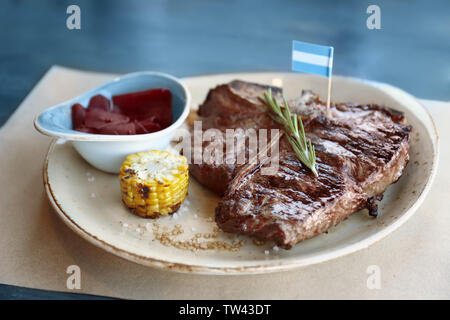 Composizione con una gustosa bistecca di manzo e verdure sulla piastra Foto Stock