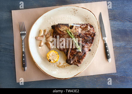 Bistecca di manzo alla griglia con le verdure e le erbe su piastra, vista dall'alto Foto Stock