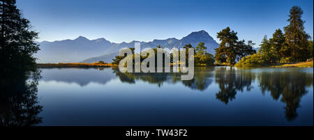 Francia, Hautes-Alpes, (05), il Parco Nazionale degli Ecrins. Saint-Apollinaire Lago e Grand Morgon (Pic de Morgon) nella mattina presto luce estiva. Alpi europee Foto Stock