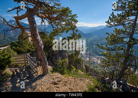 Francia, Hautes-Alpes, (05), Brianconnais. Vista in elevazione della città di Briancon da La Croix de Toulouse (1962m) in estate. Alpi europee Foto Stock