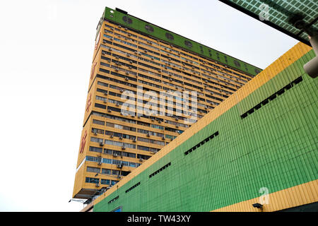 I popoli Park a 31 piani degli anni settanta con edificio residenziale, cibo e lo shopping complesso situato nella Chinatown di Singapore. Foto Stock