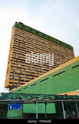 I popoli Park a 31 piani degli anni settanta con edificio residenziale, cibo e lo shopping complesso situato nella Chinatown di Singapore. Foto Stock