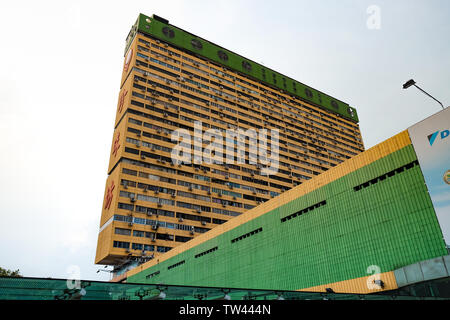 I popoli Park a 31 piani degli anni settanta con edificio residenziale, cibo e lo shopping complesso situato nella Chinatown di Singapore. Foto Stock