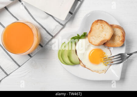 Deliziosa oltre il semplice uovo con toast e avocado sul tavolo da cucina Foto Stock