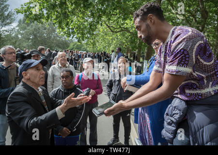 La predicazione, dibattiti e prediche a Speakers' Corner, il parlare in pubblico angolo nord-est di Hyde Park. Londra, Regno Unito Foto Stock