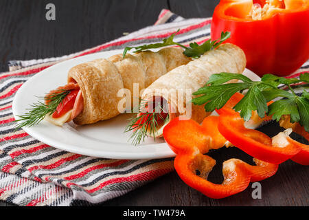 Sushi-Style involtini di pollo con salsiccia per pizza, verdura e noci. Snack sani Foto Stock