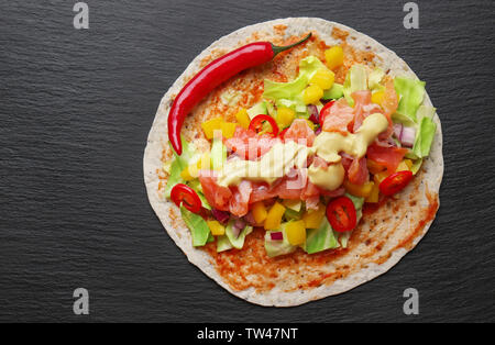 Fish taco con salmone e peperoncino su sfondo scuro Foto Stock