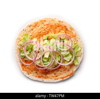 Tortilla di farina con verdure su sfondo bianco Foto Stock