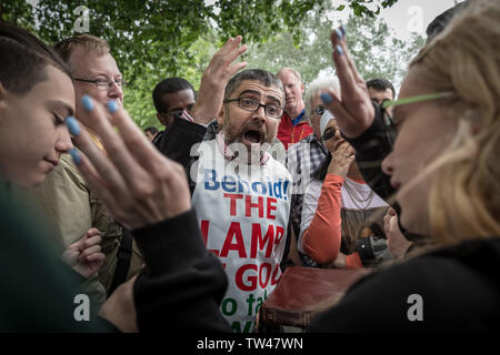 La predicazione, dibattiti e prediche a Speakers' Corner, il parlare in pubblico angolo nord-est di Hyde Park. Londra, Regno Unito Foto Stock