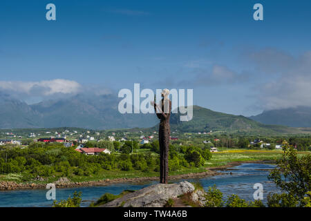 Statua di l'uomo dal mare, il villaggio di Bo, Isole Vesteralen, Norvegia. Foto Stock