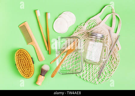 Vetreria, sacchetto di cotone e prodotti per la cura personale, vista dall'alto. Rifiuti Zero concetto. Foto Stock