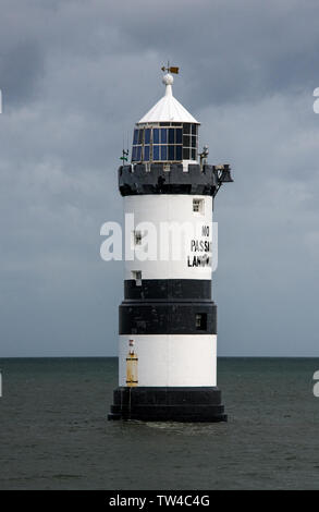 Faro Penmon al largo della costa di Anglesey vicino a Beaumaris, il Galles del Nord Foto Stock