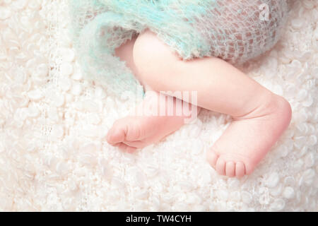 Neonato Bimbo giacente in soffici plaid a casa Foto Stock