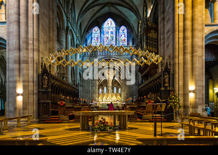 Cattedrale di Hereford coro e modificare con lo streaming di luce attraverso le finestre di vetro macchiate in Hereford, Herefordshire, NEL REGNO UNITO IL 14 NOVEMBRE 2012 Foto Stock