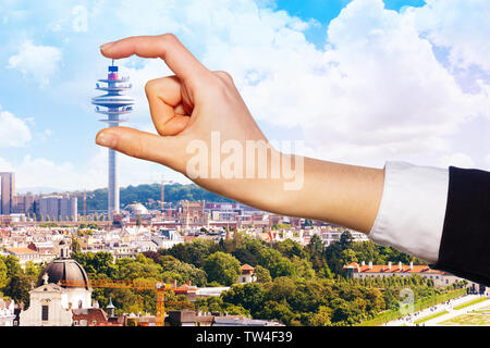 Femmina di mano azienda Arsenal Tower, Vienna, Austria Foto Stock