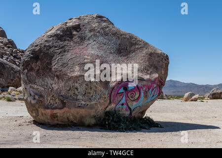 Campo di roccia nelle vicinanze Giant Rock è stato un luogo di incontro per i credenti UFO negli anni Cinquanta nelle vicinanze Landers, la California del Sud Foto Stock