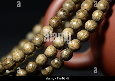 Seta dorata Namu legno affondata Buddha braccialetto tallone voce lotus Foto Stock