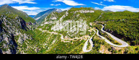 Strada tortuosa nelle montagne della Grecia Foto Stock