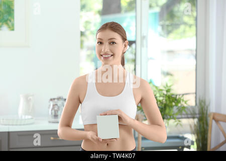 Bella giovane donna biologicamente attivi in supplemento a casa. Concetto di dieta Foto Stock