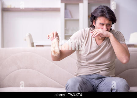 Giovane uomo che soffre di allergie Foto Stock