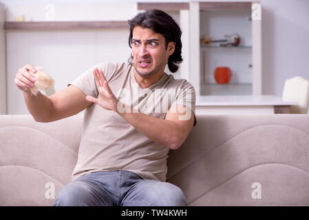 Giovane uomo che soffre di allergie Foto Stock