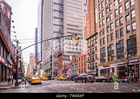 New York, strade di Manhattan. Il 5 maggio 2019. Grattacieli, segni e annunci, auto e taxi Foto Stock