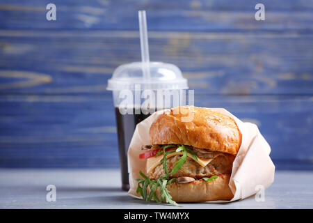 Gustoso tacchino burger e bicchiere di coca cola sul tavolo Foto Stock