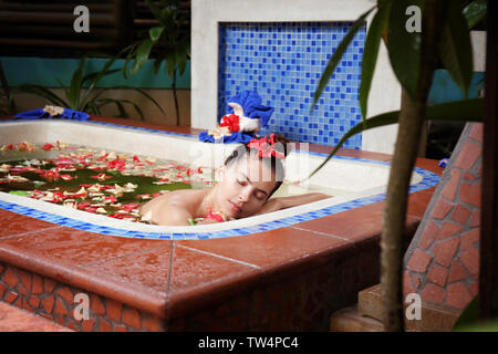 Bella giovane donna tenendo bagno nella moderna spa salone Foto Stock