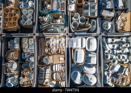 Chamonix, Francia - 23 Marzo 2019: Closeup di vario colore bianco porcellana voci sul display in vassoi scatole e cassette sabato al mercato di Chamonix F Foto Stock