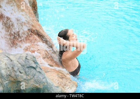Bella giovane donna in piscina Foto Stock