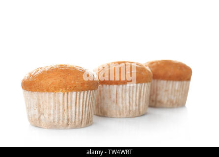 Deliziosi muffin alla carota su sfondo bianco Foto Stock