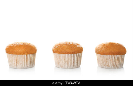 Deliziosi muffin alla carota su sfondo bianco Foto Stock