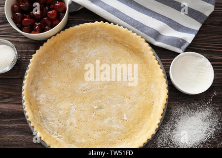 Teglia da forno con crosta crudi per la ciliegia sulla torta tavolo da cucina Foto Stock