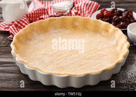 Teglia da forno con crosta crudi per la ciliegia sulla torta tavolo da cucina Foto Stock