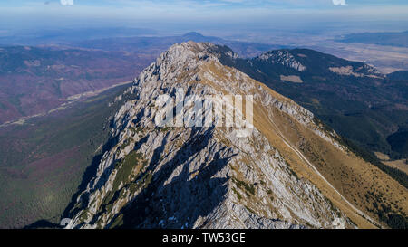 Paesaggio di montagna in Piatra Craiului Mountains, Romania. Vista aerea Foto Stock