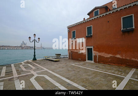 Antica piazza nell'isola della Giudecca, Veneto, Italia, con Canal Grande Venezia adnd sullo sfondo Foto Stock
