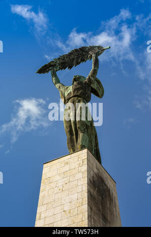 BUDAPEST, UNGHERIA - Marzo 2018: un ampio angolo di visione di la statua della libertà o la Statua della Libertà sorge sulla collina Gellert sopra la città di Budapest. Foto Stock