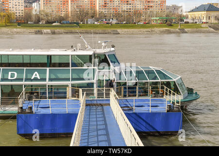 BUDAPEST, UNGHERIA - Marzo 2018: crociera sul fiume imbarcazione attraccata al fianco di un molo sul fiume Danubio a Budapest. Foto Stock