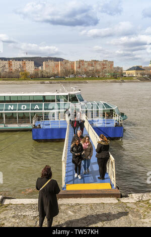 BUDAPEST, UNGHERIA - Marzo 2018: persone scendere una gita crociera sul fiume imbarcazione attraccata al fianco di un molo sul fiume Danubio a Budapest. Foto Stock