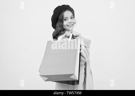 Compleanno e i regali di Natale. grande vendita nel centro commerciale per lo shopping. International giorno. piccole bambine con borse per lo shopping. Felice shopping online. Il servizio di qualità. Home shopping. Stile Francese. Foto Stock