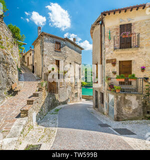 Vista panoramica a Castel di Tora, bellissimo villaggio in provincia di Rieti. Lazio, Italia. Foto Stock