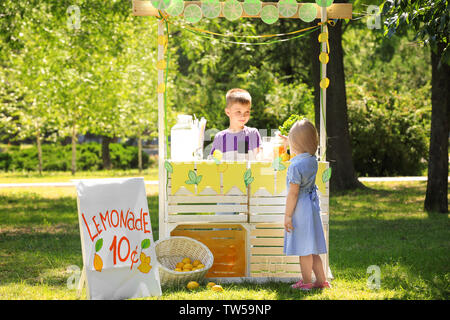 Carino bambina acquisto di limonata fatta in casa nel parco Foto Stock