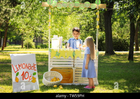 Carino bambina acquisto di limonata fatta in casa nel parco Foto Stock