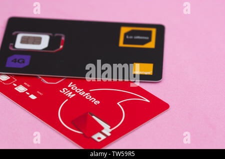 Giugno 2019. Valencia, Spagna. Le schede SIM per collegarsi a Orange e Vodafone società di telecomunicazione utilizzando gli smartphone Foto Stock