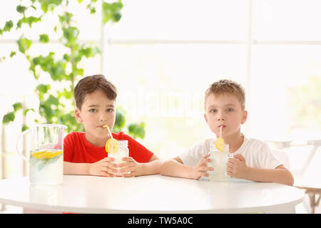 Simpatici ragazzi di bere limonata fresca in cafe Foto Stock