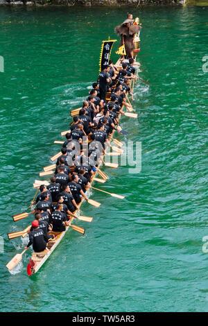 Gara di dragon boat sul fiume Wuyang durante Duanwu Festival, Zhenyuan, Guizhou, Cina Foto Stock