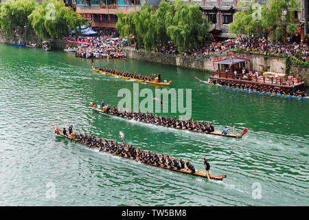 Gara di dragon boat sul fiume Wuyang durante Duanwu Festival, Zhenyuan, Guizhou, Cina Foto Stock
