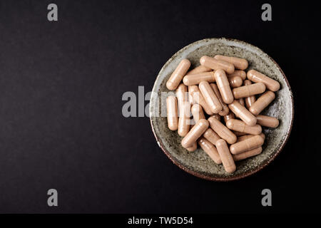 Cat's Claw (Uncaria tomentosa) capsule di estratto. Un integratore dietetico. Foto Stock